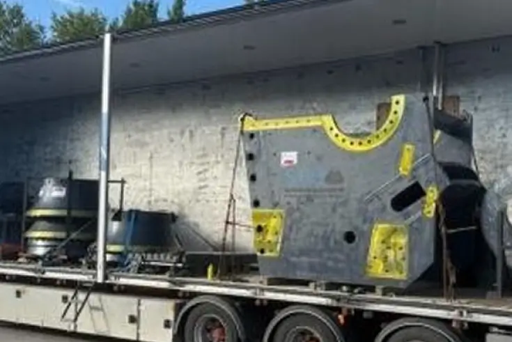 Bild på kapitala delar som ligger i ett lastutrymme