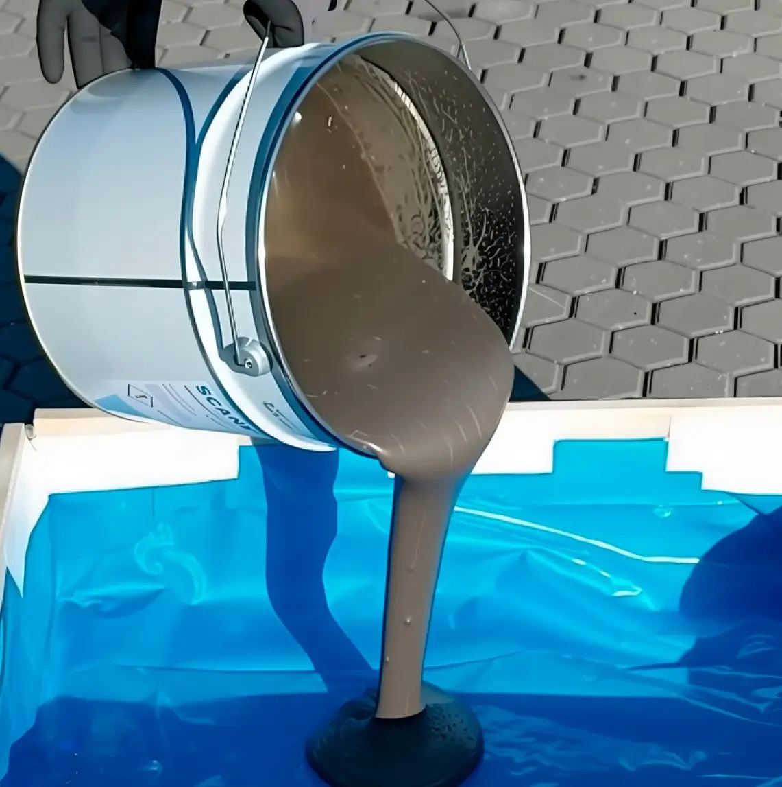 Demonstration av Scanbond gjutmassa när det hälls ner i en behållare