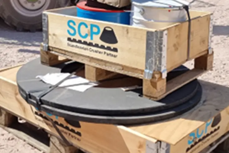 Lådor med reservdelar till stenkrossar