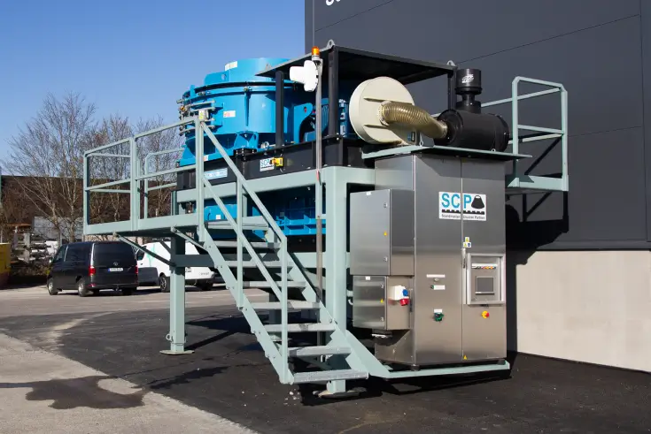 En VSI-kross utomhus på SCP:s lager