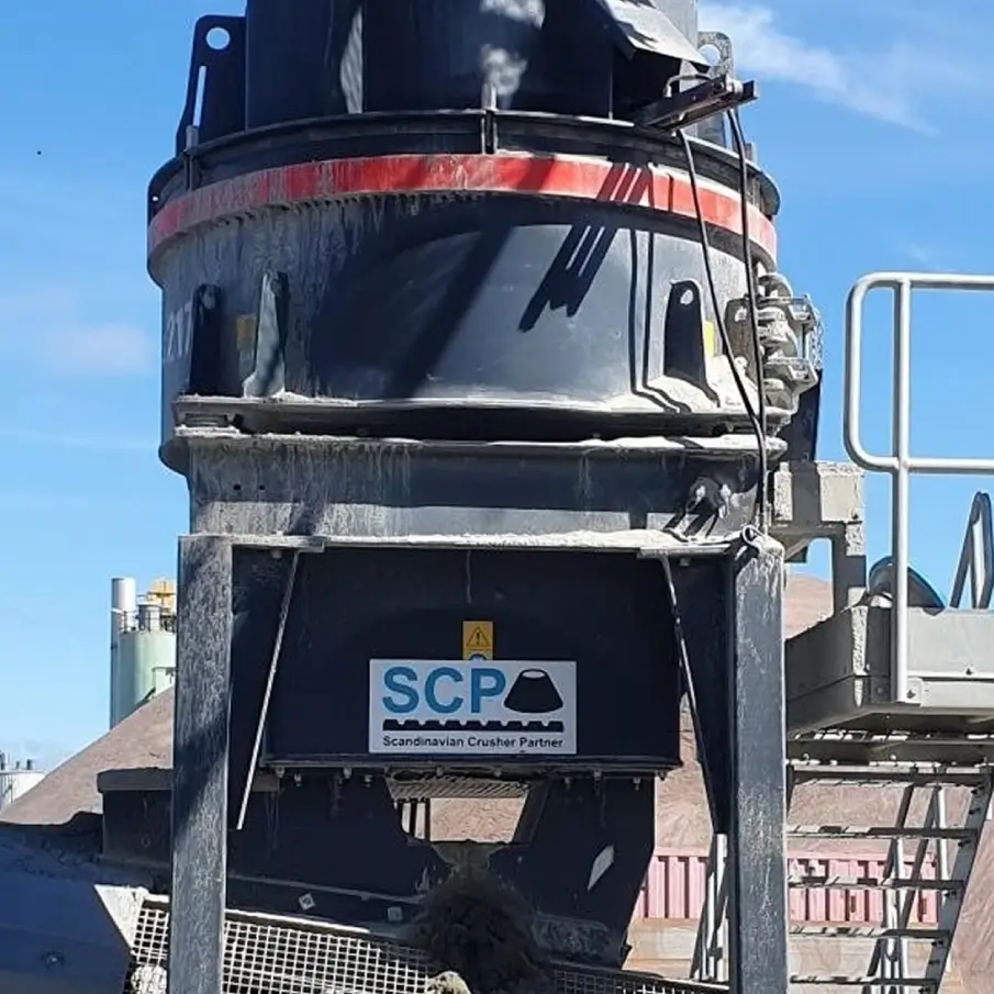 En stenkross med SCP:s logotyp