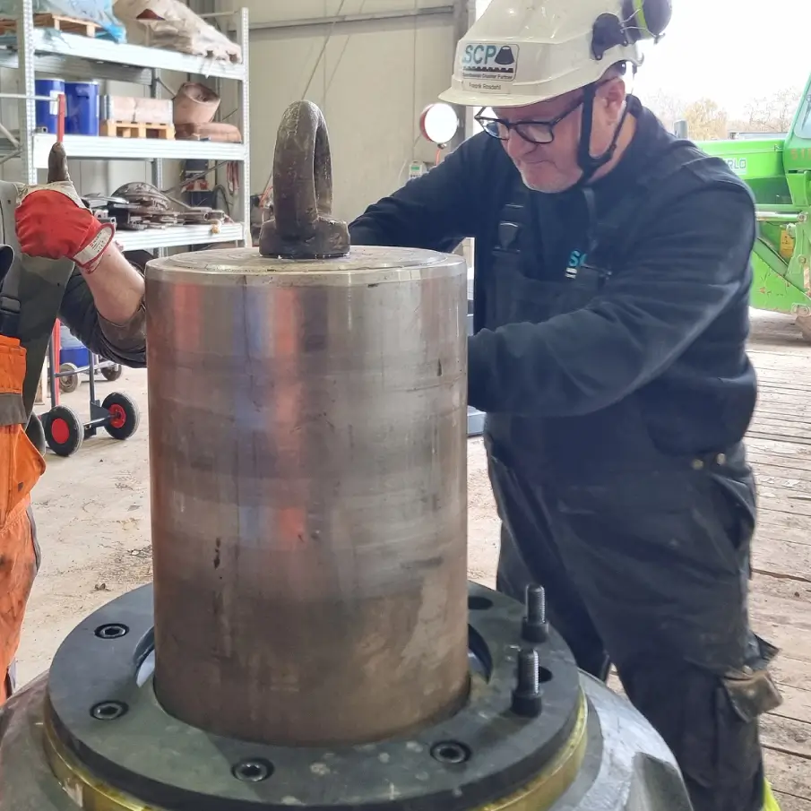 Ein SCP-Techniker bei der Installation einer Scanlock-Kegelklemme.