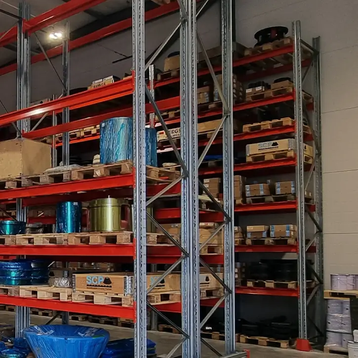 Bild på reservdelar från SCP:s lager inomhus