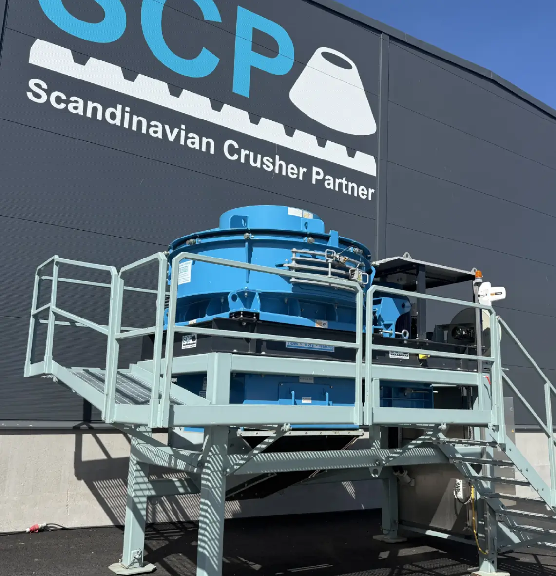 Bild på VSI-kross från SCP:s lager utomhus