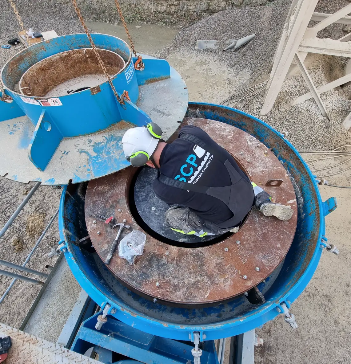 Bild på slitdelar från SCP:s lager utomhus